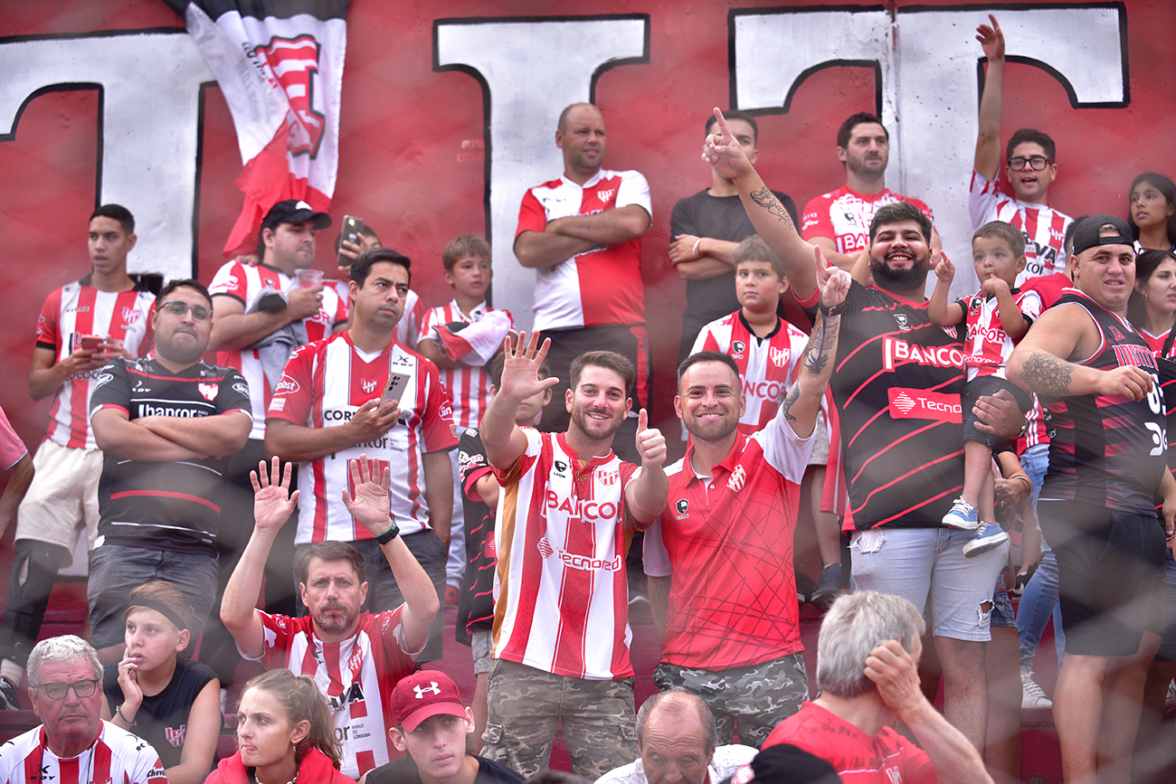 Fotos de hinchas de Instituto en el estadio Monumental en el partido ante Sarmiento de Junín para la Liga Profesional. (Ramiro Pereyra)