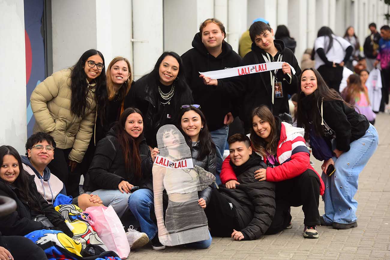 Fans en la previa del show de Lali (José Gabriel Hernández / La Voz)