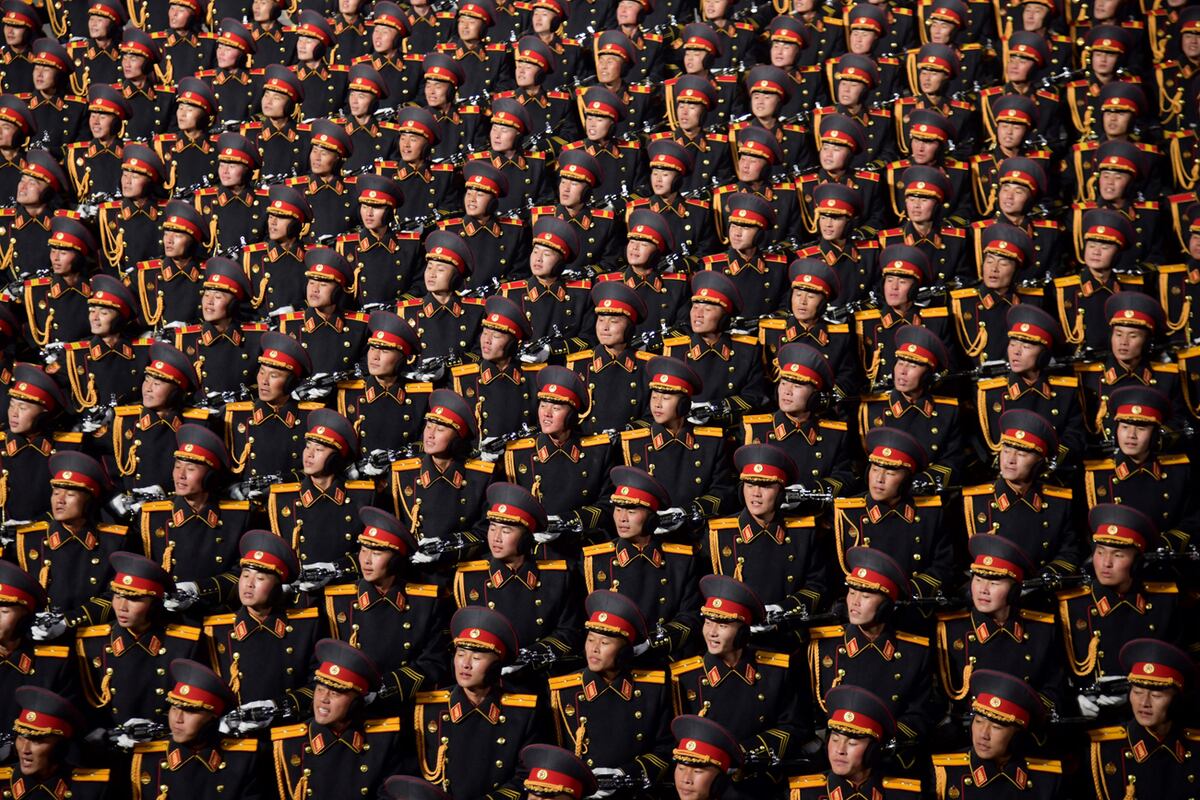 El impresionante desfile militar donde Corea del Note mostró su poderío nuclear. Kim Jong-un volvió a mostrarse con su hija (Fotos AP y DPA).