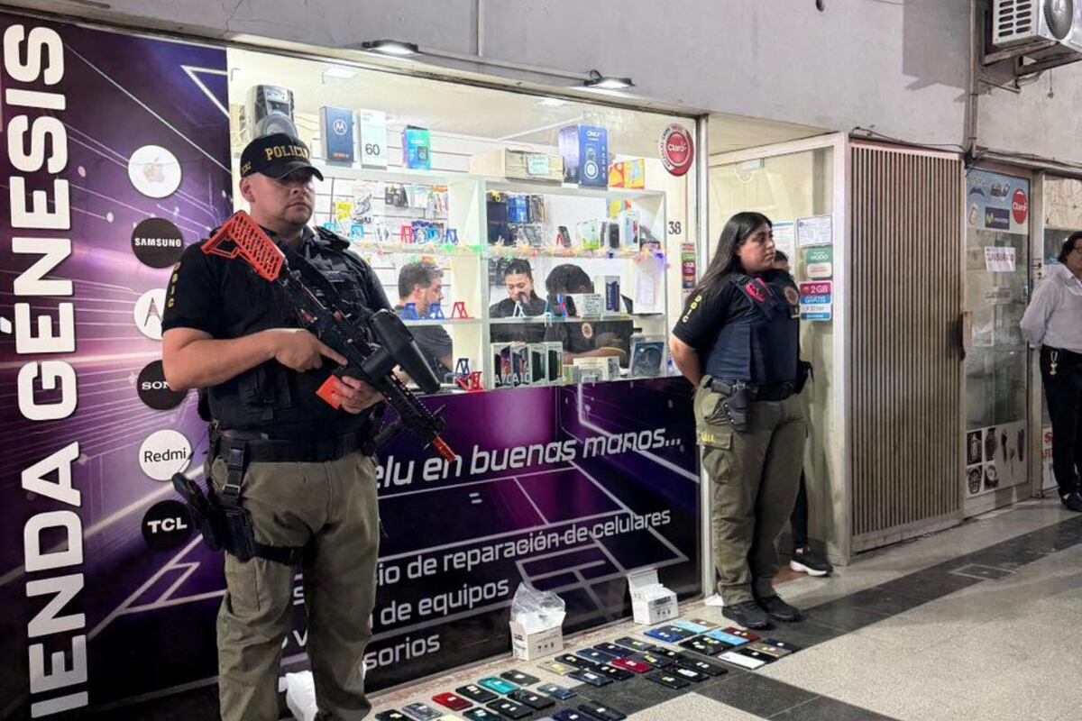 Un operativo policial se desplegó este viernes en diversos locales de la Galería Espacial. (Policía).