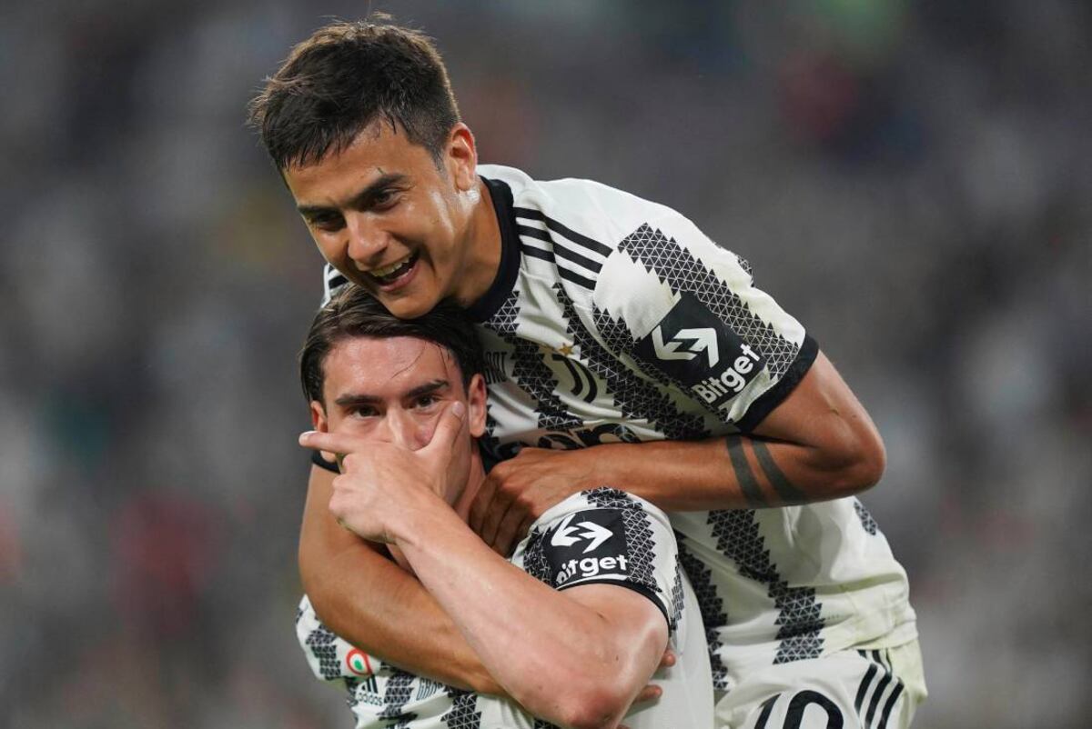 Vlahovic haciendo la Dybala Mask (AP)