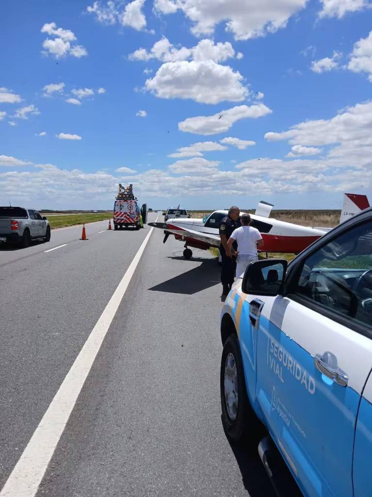 Un avión tuvo que aterrizar de emergencia en plena ruta a la Costa atlántica.