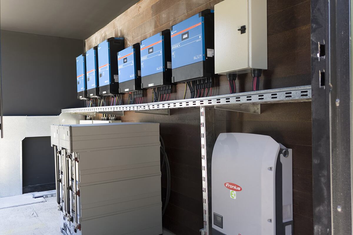 En Indusparquet Argentina, el sistema de almacenamiento brinda estabilidad energética para la operación industrial.