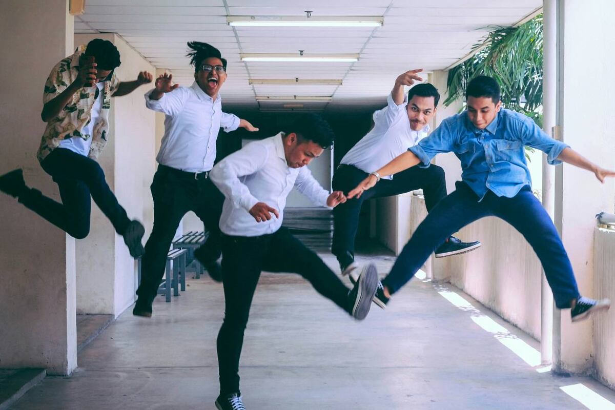 Sentirse acompañado por familiares, amigos o colegas impacta positivamente en la salud física, mental y el rendimiento académico y laboral. (Unsplash)