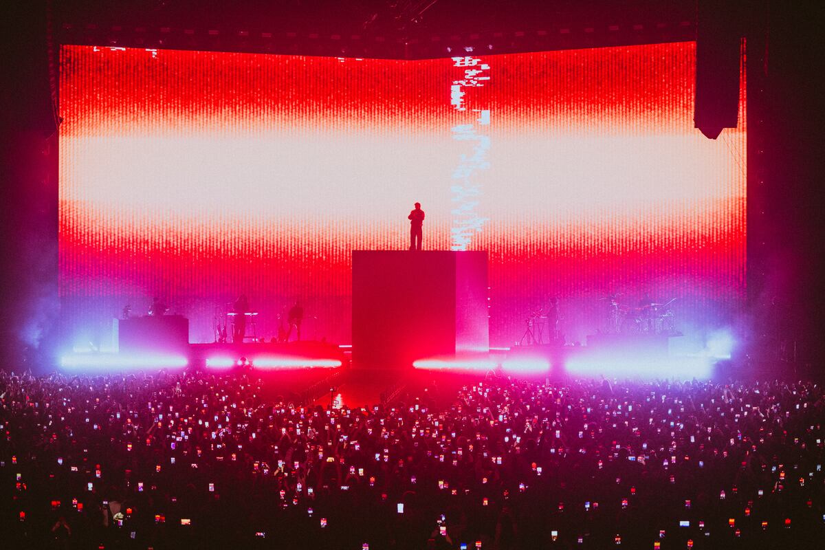 Paulo Londra, durante su reciente show en el Movistar Arena de Buenos Aires. (Gentileza Vicky Dragonetti e @irishsuarez)