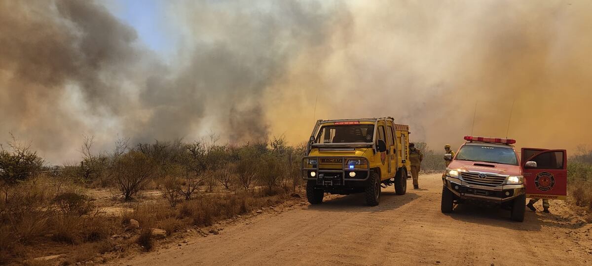 Bomberos voluntarios de Tanti en un incendio. (Foto: Facebook Bomberos Voluntario de Tanti).