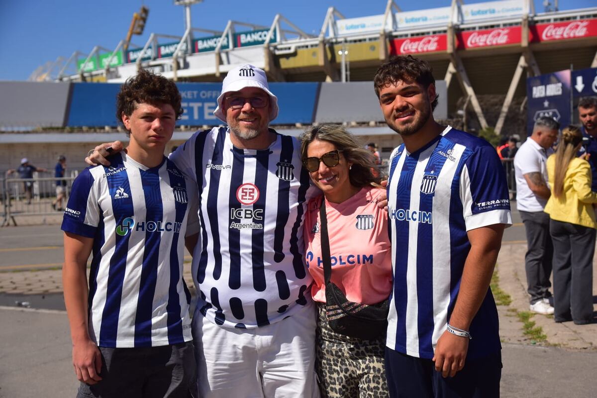 La previa de los hinchas de Talleres en el clásico ante Belgrano. (Ramiro Pereyra / La Voz).