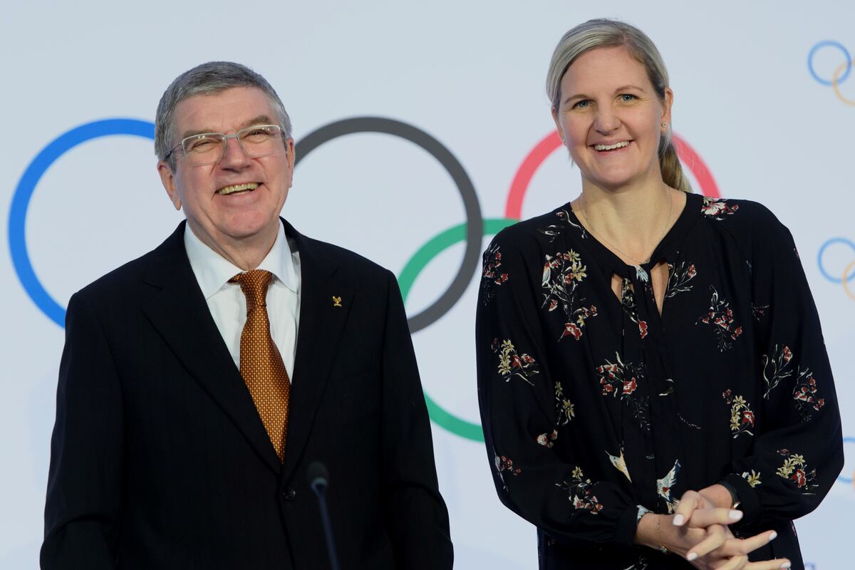 Kirsty Coventry, la nueva presidenta del COI. Acá, con su antecesor en ese cargo, Thomas Bach. (AP)