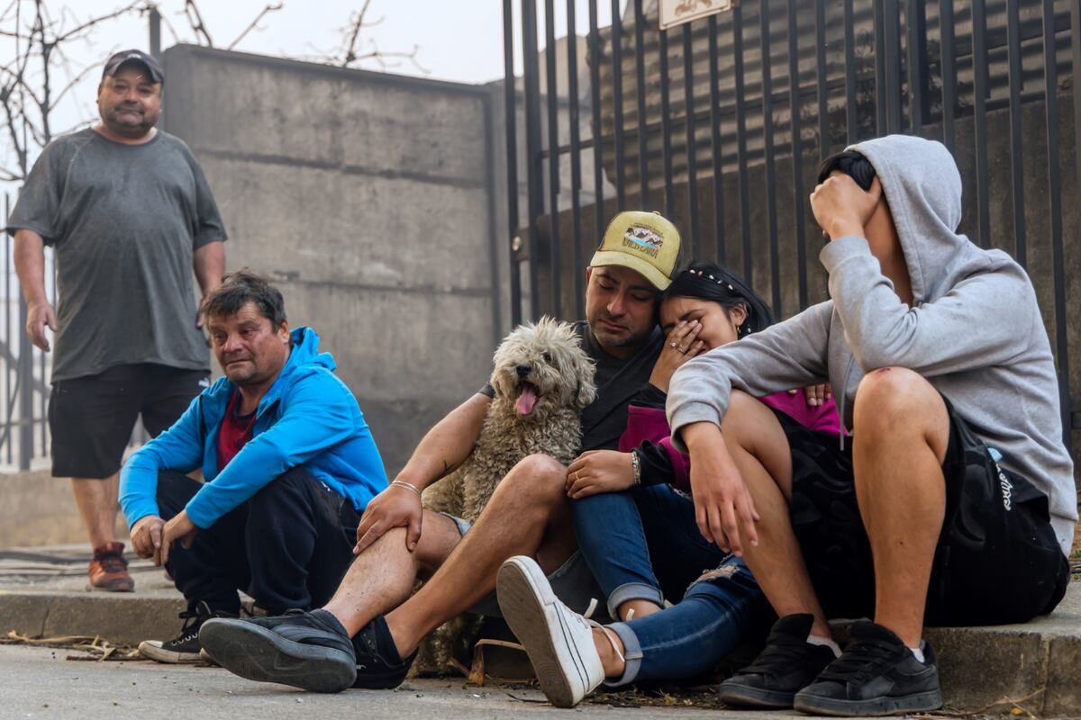 Familia afectada por lo incendios en Chile. (AP Photo/Javier Torres)