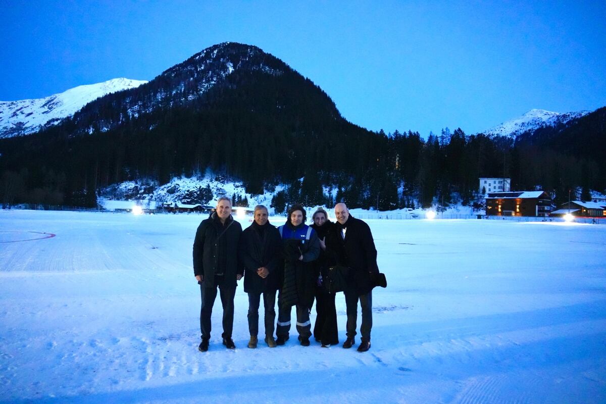 Arribo. Ni bien llegó a Davos, el presidente Javier Milei se sacó una foto en el helado clima  de Suiza, con su comitiva oficial. (Prensa Presidencia de la Nación)