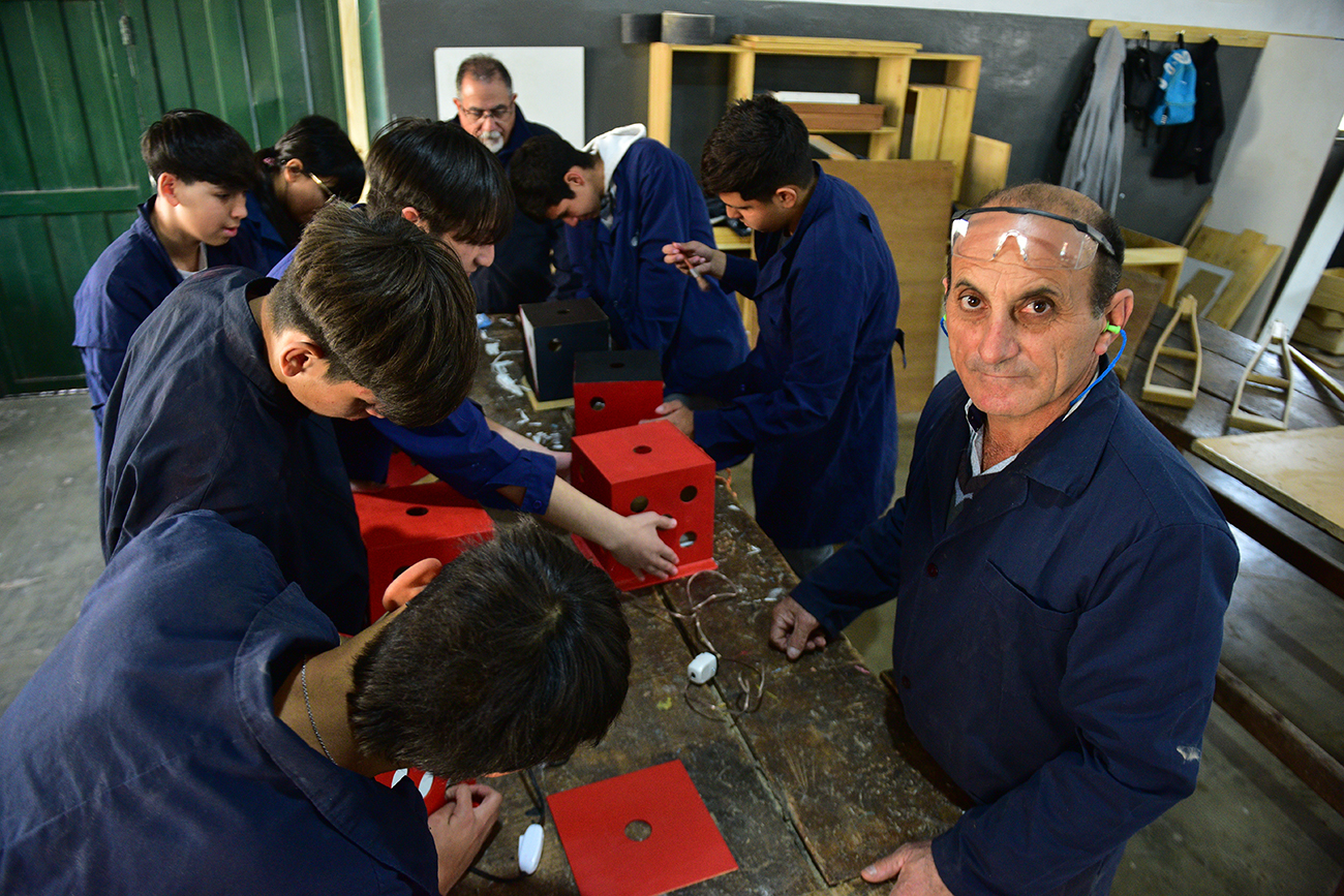 Miguel Angel Quevedo, docente elegido para una campaña nacional que revaloriza el rol del educador. Enseña carpintería en el Ipet 64 Malvinas Argentinas. de barrio San Vicente. (José Gabriel Hernández / La Voz)