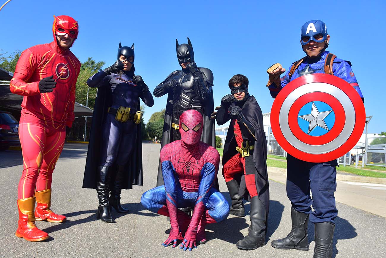 Batman y los superhéroes cordobeses de visita a la Redacción de La Voz para Historias Urbanas. (José Gabriel Hernández / La Voz)
