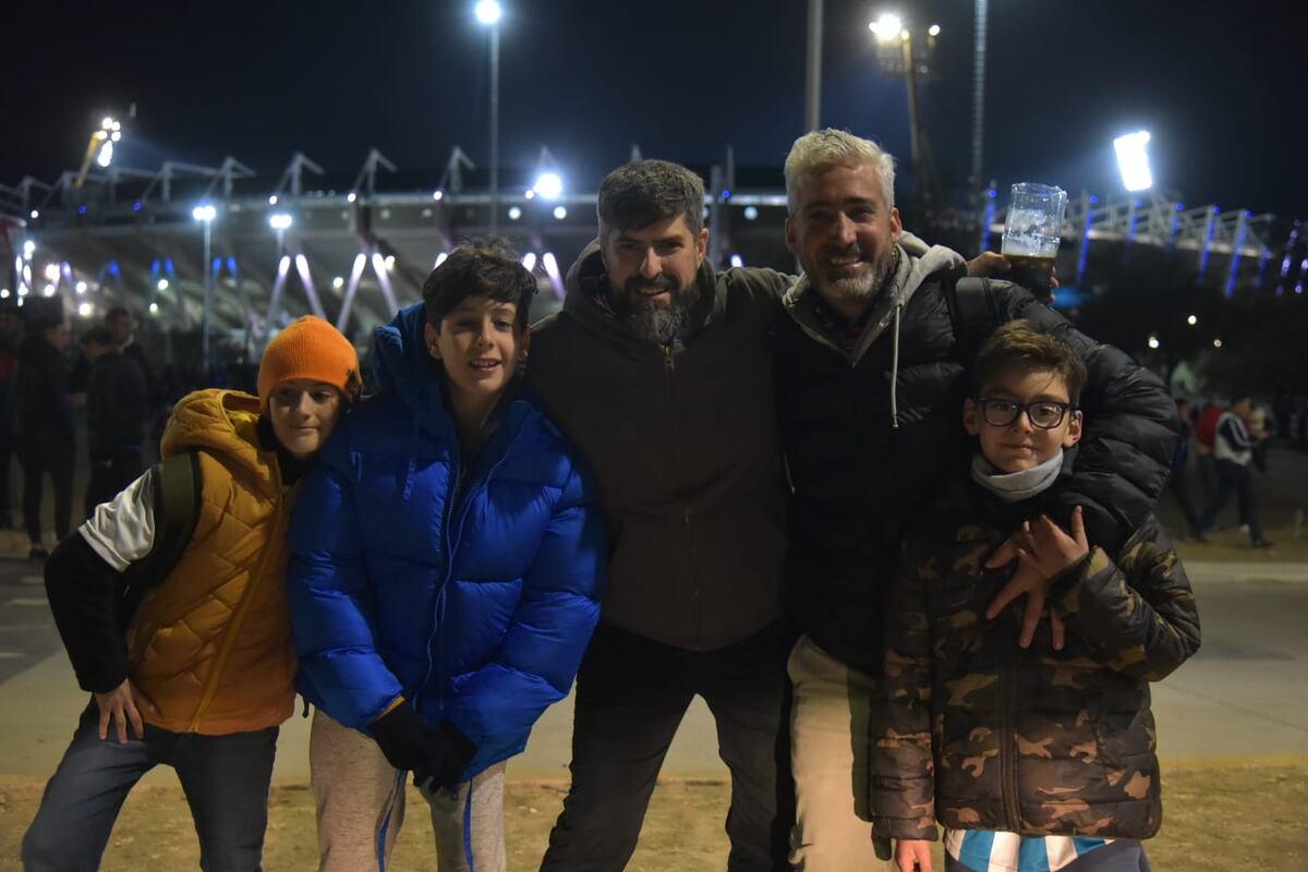 Las y los Cara 'e Cancha de Talleres en la previa del partido con Vélez por la Copa Libertadores. (Facundo Luque y Javier Ferreyra)