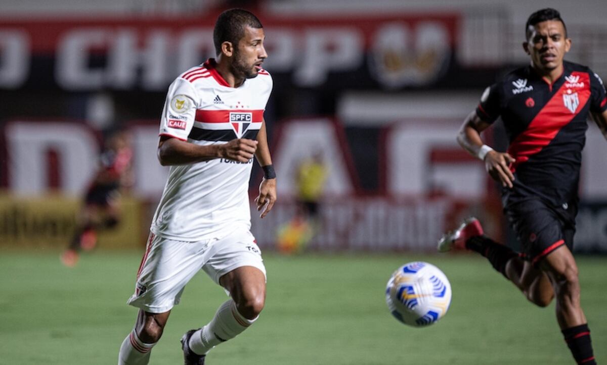 Joao Rojas con la remera del São Paulo. (Foto publicada por UOL Brasil)