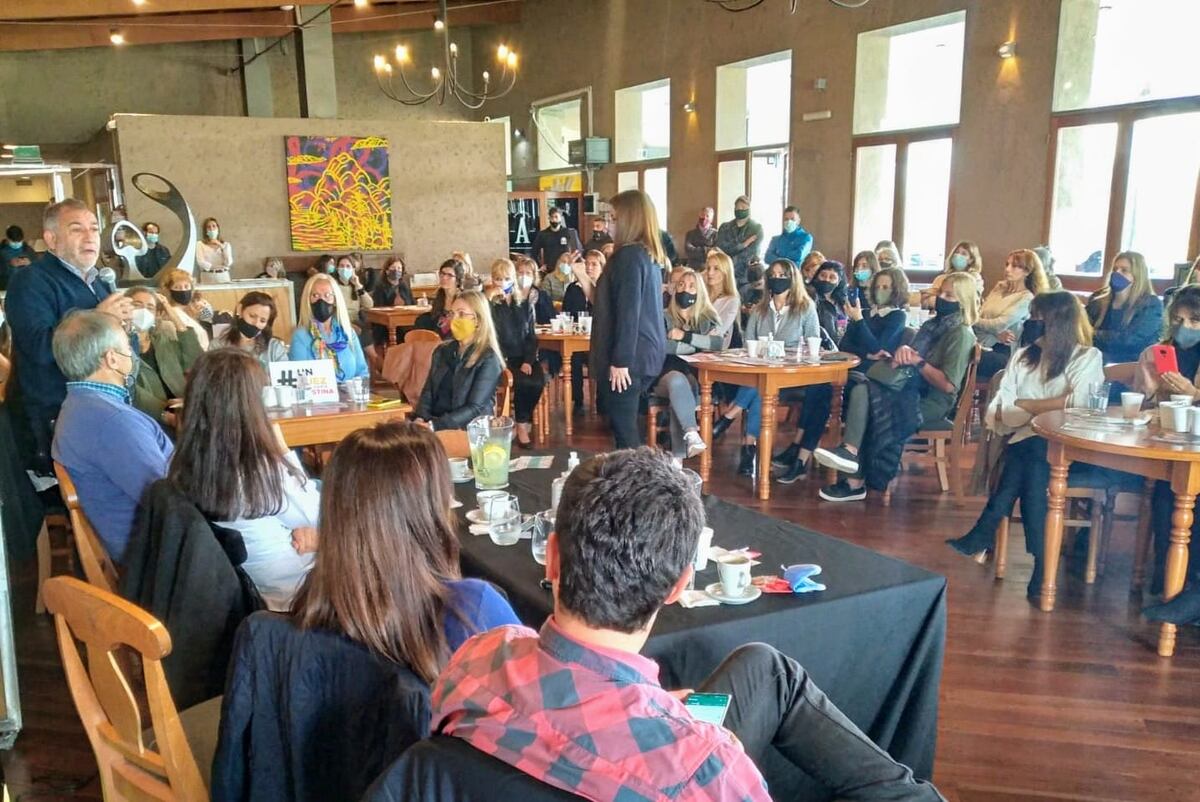 Los precandidatos, en un encuentro con mujeres en el Jockey Club (Prensa Luis Juez).