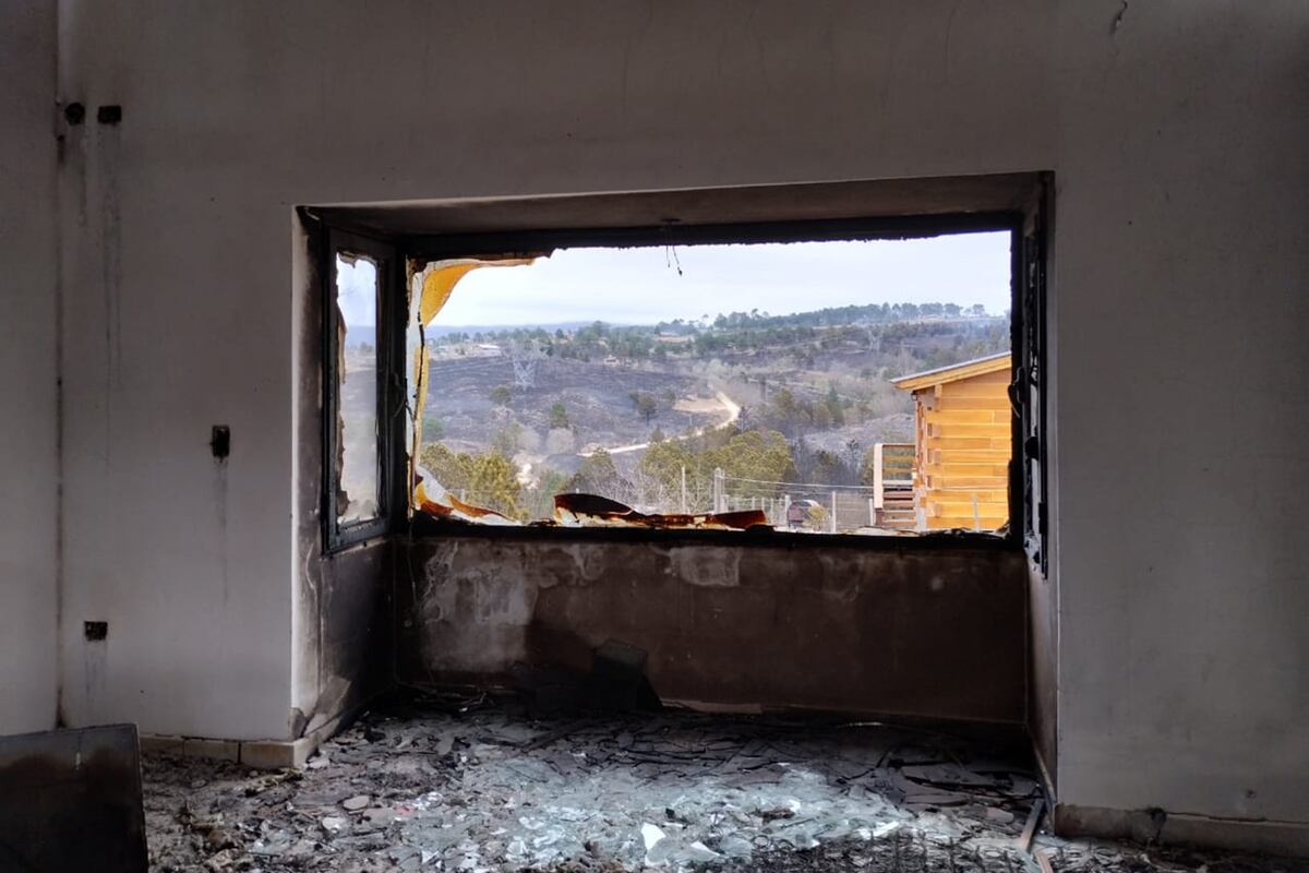 Incendios en Villa Yacanto. Desde adentro de una casa quemada, el entorno negro que dejó el fuego afuera. (La Voz