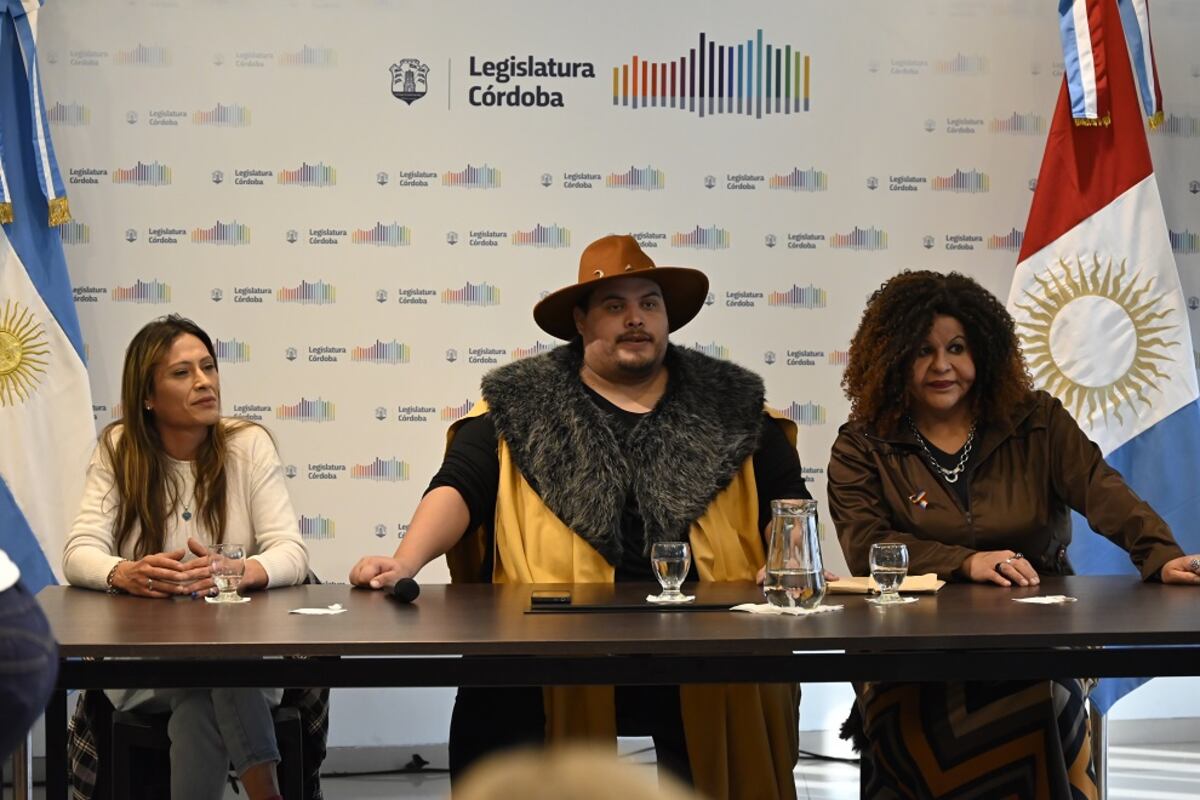 F. Bonino y Ana Laura Torres Vera en una reunión en uno de los salones de la Legislatura.