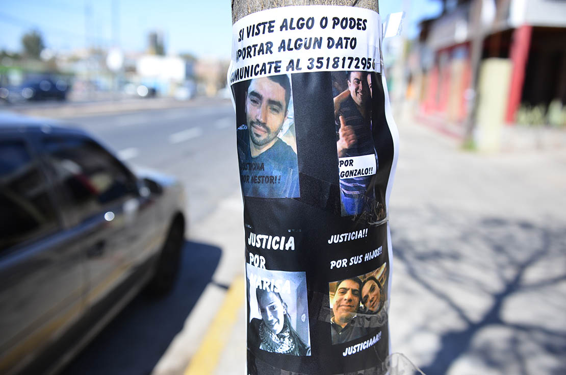 Un afiche pidiendo testigos en el lugar de la trágica colisión.