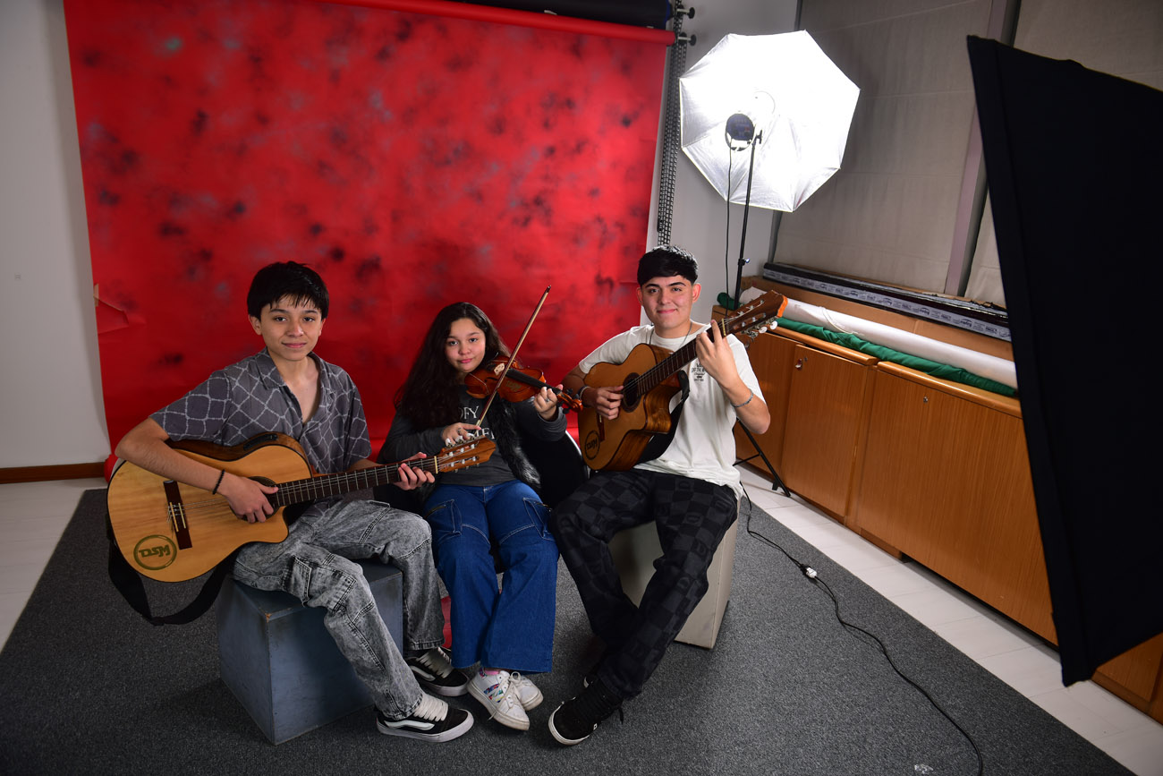 Los hermanos fueron los encargados de convencer a sus padres, Mario y Paola, de la necesidad de buscar nuevos rumbos para su carrera musical. (Nicolás Bravo / La Voz)