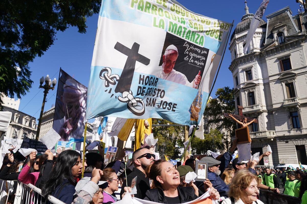 Buenos Aires. Cientos de personas despidieron al Papa en inmediaciones de la Plaza de Mayo (Clarín).