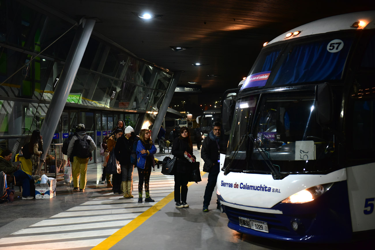 Movimiento de viajeros en la terminal de ómnibus de Córdoba, en el inicio de las vacaciones de invierno.  (Nicolás Bravo / La Voz)