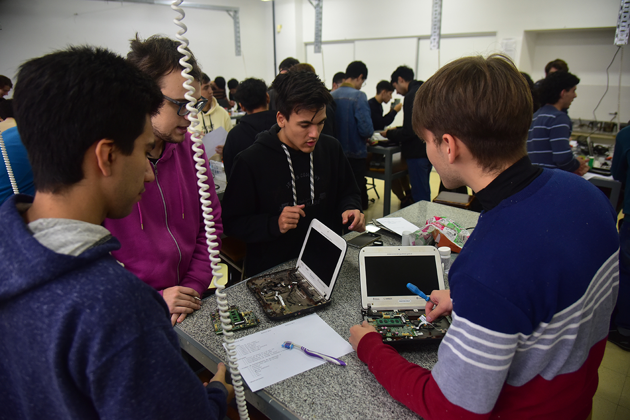 Este año, el programa recibió varias computadoras, pero sin cargadores, necesarios para el reacondicionamiento de los equipos. (Foto: Pedro Castillo / La Voz)