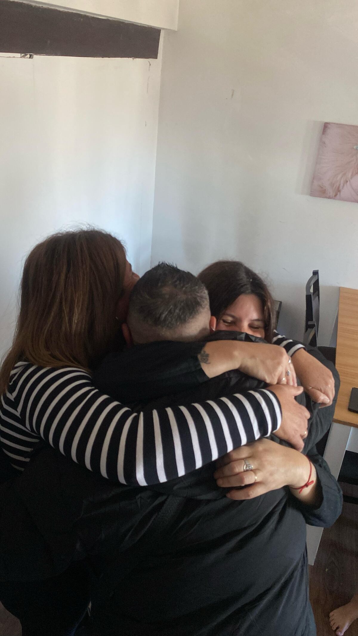El primer abrazo de Carolina Sangiorgi, Carlos Pinero y Carina Rosavik (Gentileza)