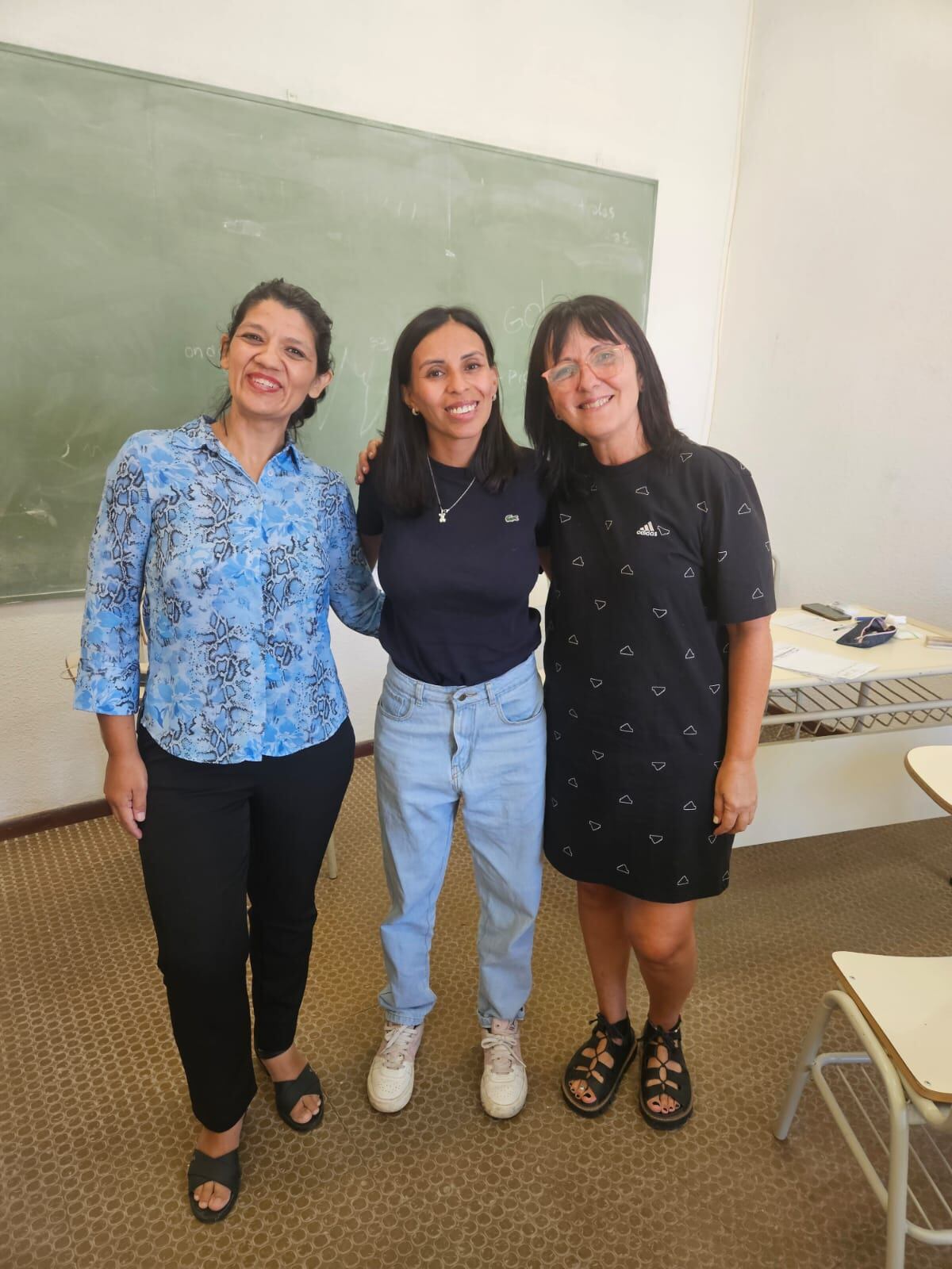 La Oficial inspectora Dana Pirez, junto con sus docentes en LSA. (Policía de Córdoba)