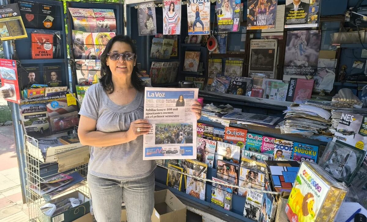 Viviana Núñez, canillita de tres décadas en Río Tercero. (La Voz)