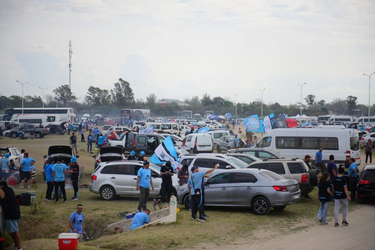 Los hinchas de Belgrano en San Luis. (José Gabriel Hernández / La Voz).