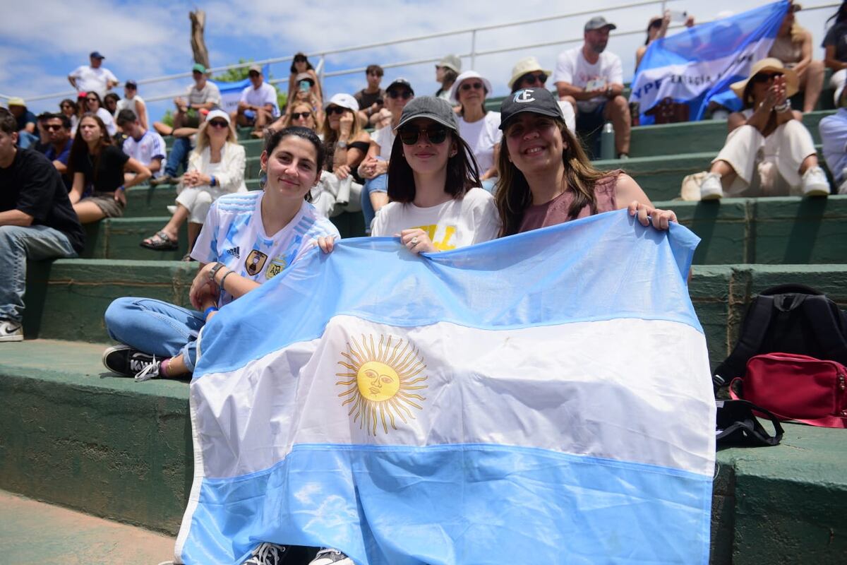 Argentina arrasó ante Eslovaquia y quedó 2-0 en la Billie Jean King Cup en Córdoba. (José Gabriel Hernández / La Voz).