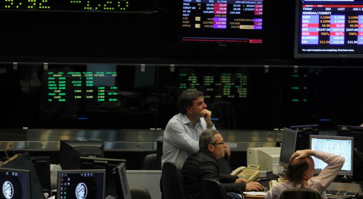 Las acciones se convirtieron en una opción para pequeños y medianos ahorristas que vieron que sus dólares perdían poder adquisitivo. (AP / Archivo) 