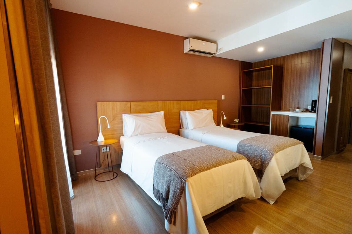 El hotel cuenta con 76 amplias y cómodas habitaciones con vistas a las montañas.