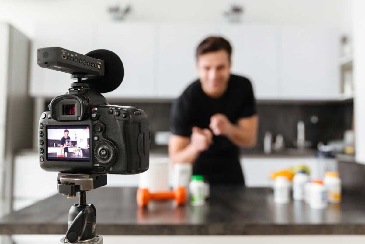 Los influencers "venden" productos y experiencias que asocian a su imagen. (Drobotdean)