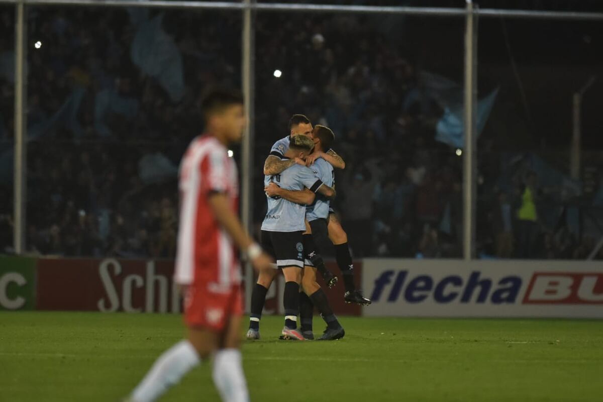 Todo el pueblo Celeste festeja el triunfo ante Instituto de la fecha 30 que lo dejó con una mayor ventaja en la cima. (Facundo Luque y Nicolás Bravo / La Voz)
