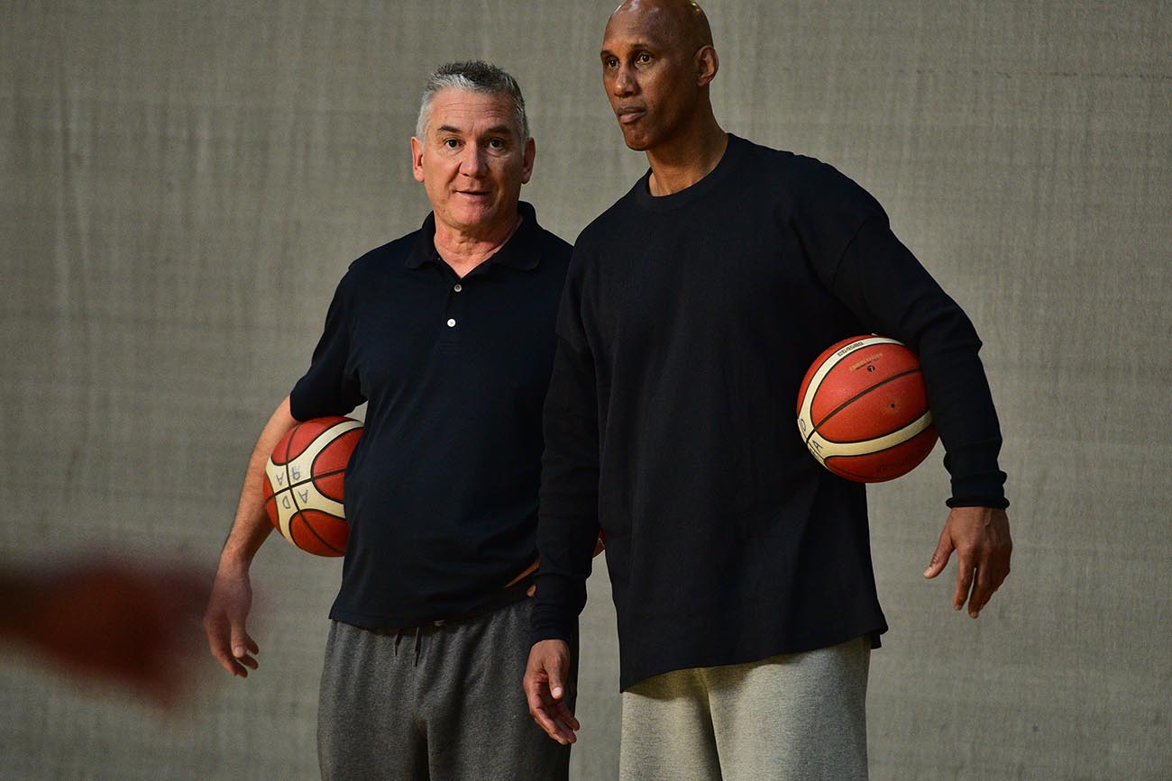 Mario Milanesio y Donald Jones cumplieron la primera semana del nuevo trabajo en Atenas, realizando tareas de fundamentos con los jugadores de la cantera. (José Gabriel Hernández / La Voz)