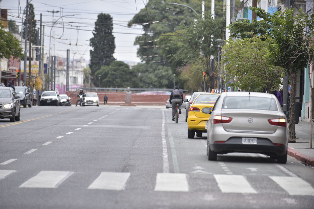 Tramo de la ciclovía de San Jerónimo, en barrio San Vicente, entre las plazas Mariano Moreno y Urquiza. Los autos invaden la traza con total impunidad ( Ramiro Pereyra /La Voz).