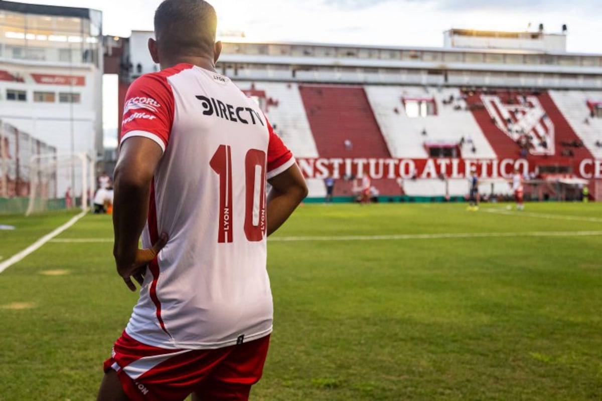 Postal en Alta Córdoba, con el 10 de Damián Arce. El enganche renovó contrato hasta diciembre.