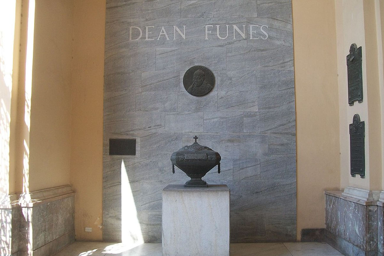 Sepulcro de Deán Gregorio Funes en la Catedral de Córdoba. Wikipedia.
