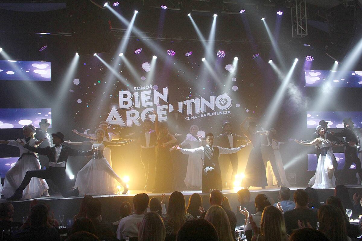Estreno de la obra de teatro Bien Argentino en Carlos Paz. Adabel Guerrero, Ángel Carabajal, Fernando Bertona y Marcelo Iripino. (La Voz)