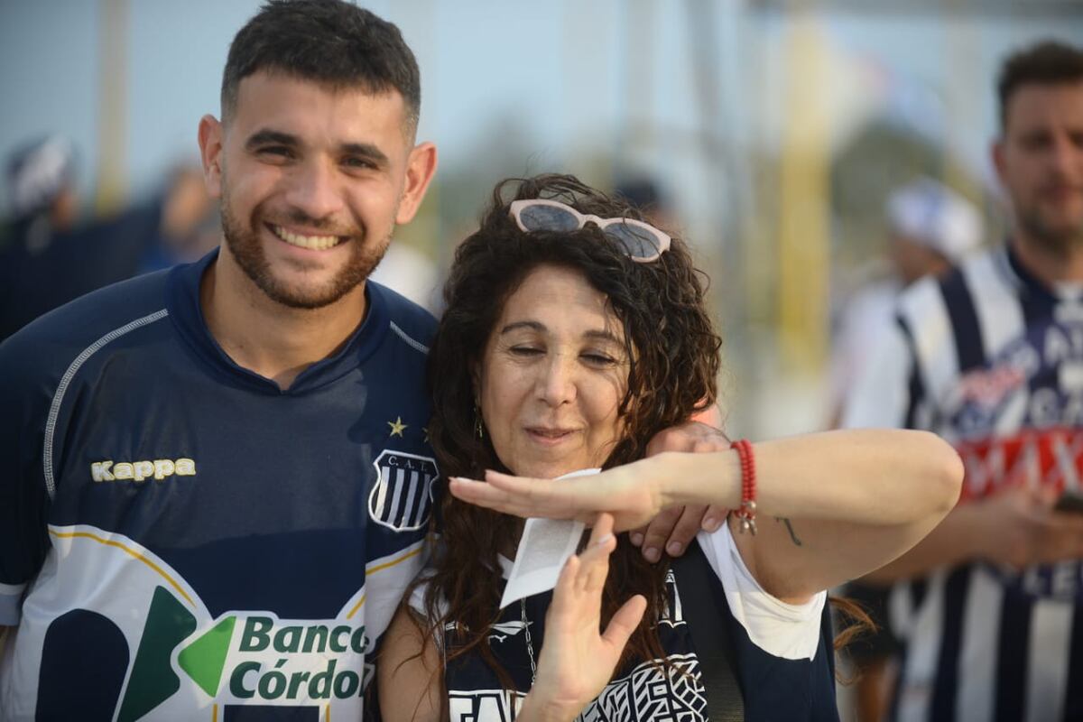 Los hinchas de Talleres dijeron presente en Santiago para acompañar al equipo de Medina (Foto: José Hernández).