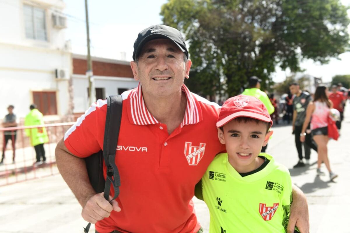 Hinchas de Instituto en la previa del clásico con Talleres en Alta Córdoba. (José Gabriel Hernández y Javier Ferreyra / La Voz)