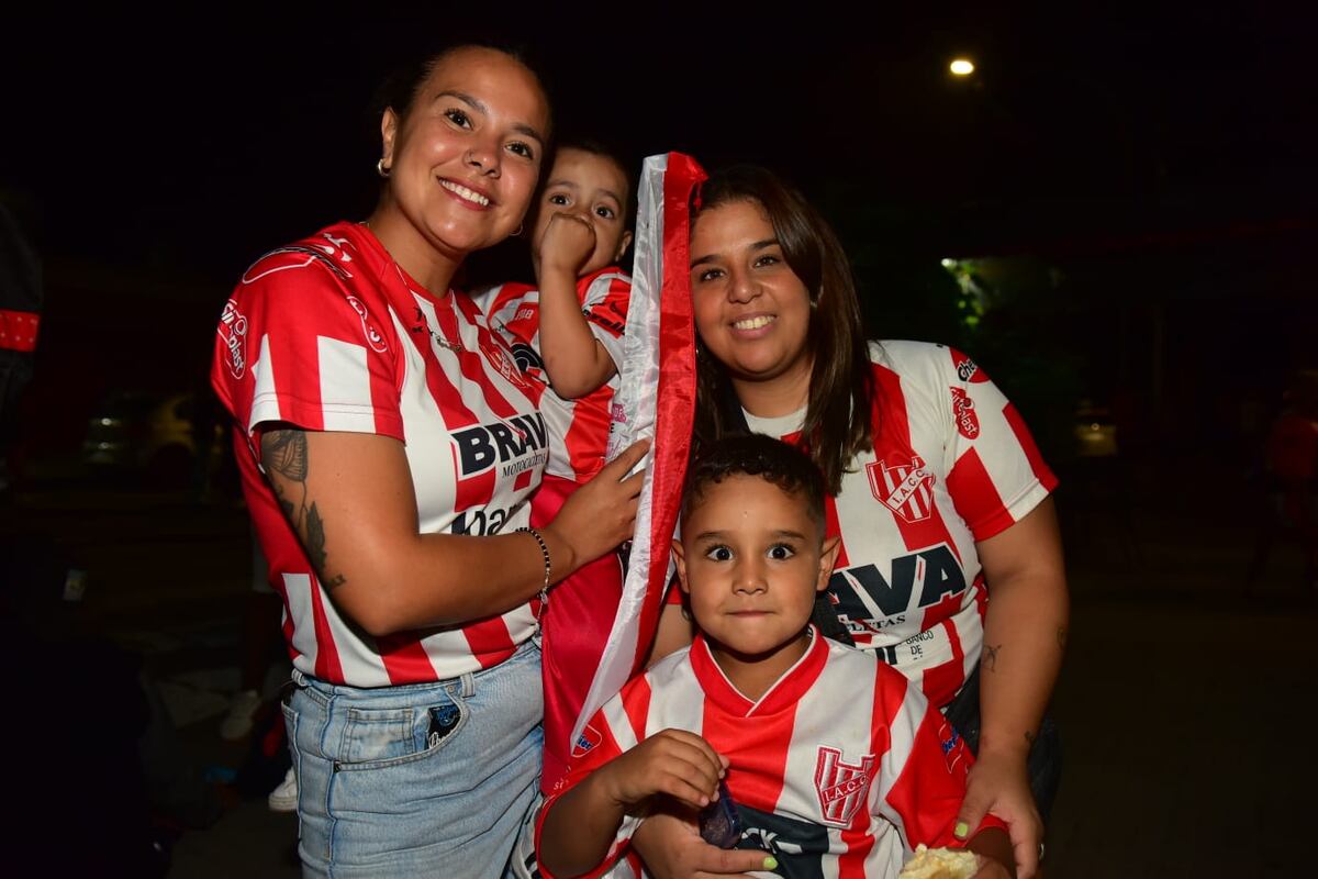 Hinchas de Instituto en la previa del partido con Central Córdoba por el Torneo Apertura. (Jorge Peñalba / La Voz)