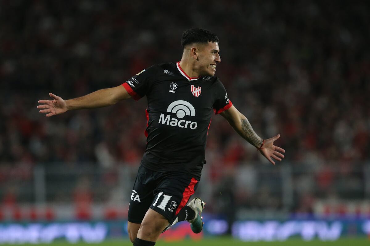 Santiago Rodríguez festeja su gol a los 4 segundos en el partido de Instituto ante River, en el Monumental de Buenos Aires, por la fecha 21 de la Liga Profesional. (Fotobaires)