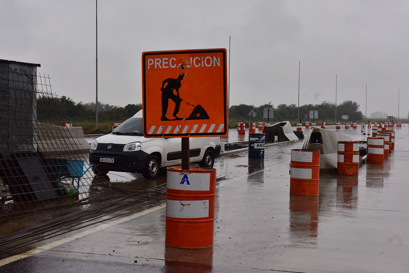 Armado de casilla de peajes de la variante Ruta E 53 y Juarez Celman . (José Gabriel Hernández/La Voz)