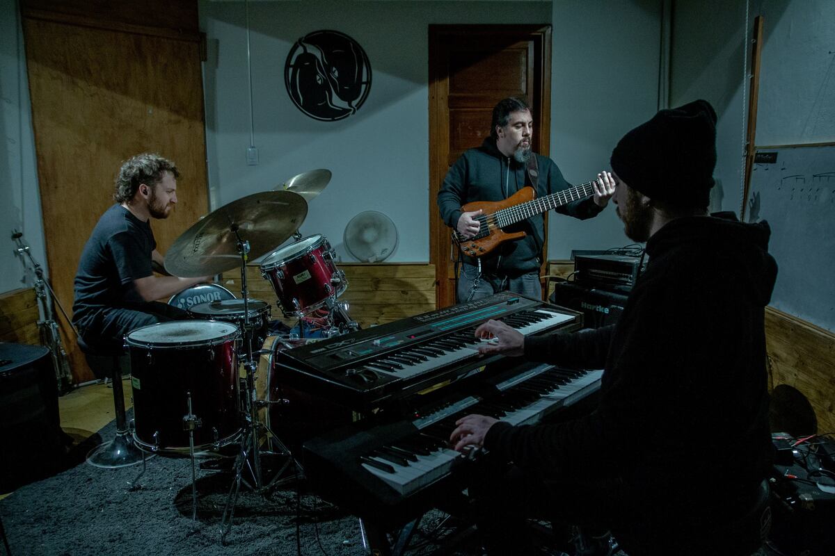 Mansur, Teves y Rey en la sala de ensayo, donde comenzaron a preparar el que será el quinto disco de la banda. (Prensa Sur Oculto/Julieta Hernández).