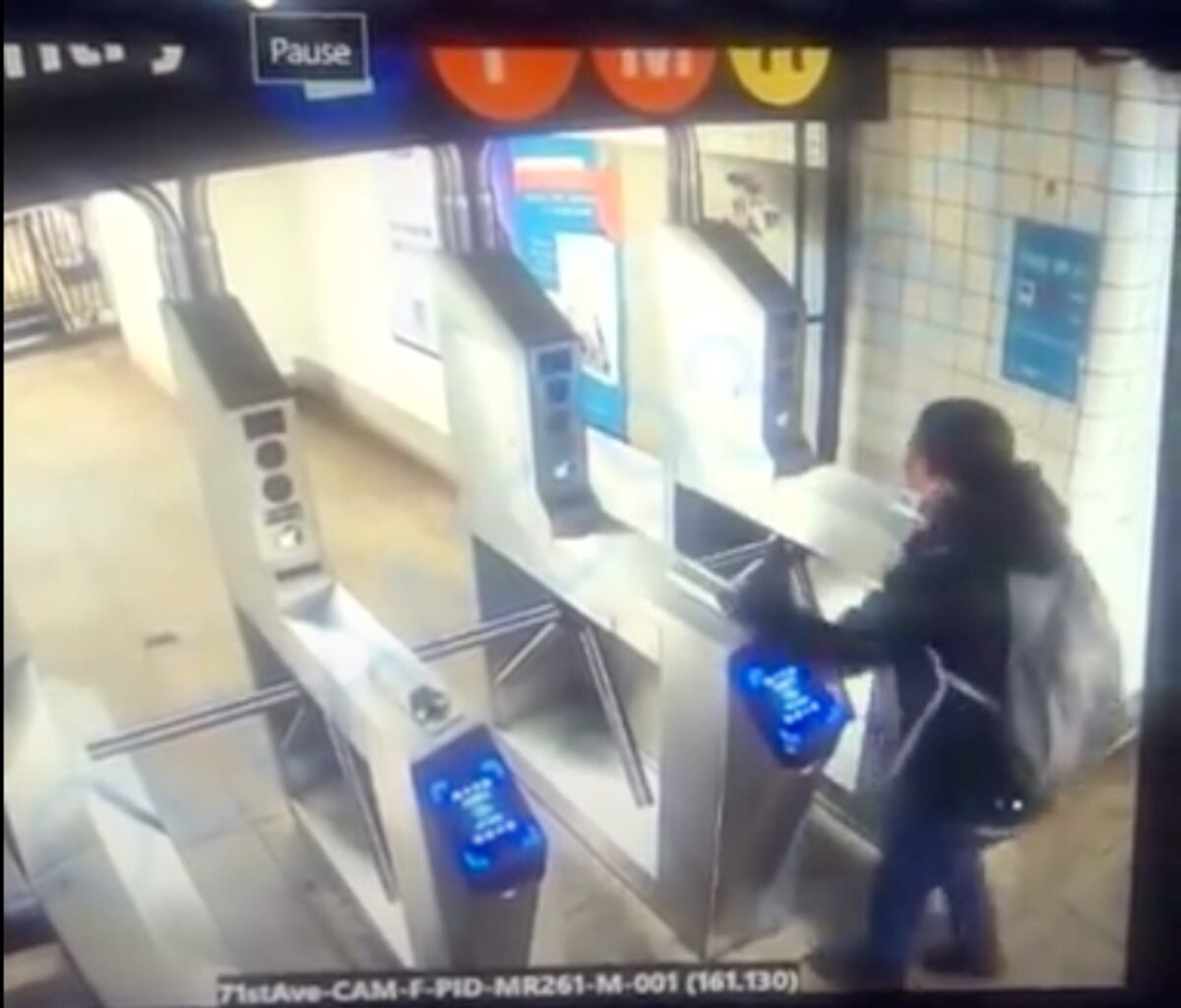Intentó saltar el molinete del metro, perdió el equilibrio y falleció. (Foto screenshot YouTube)