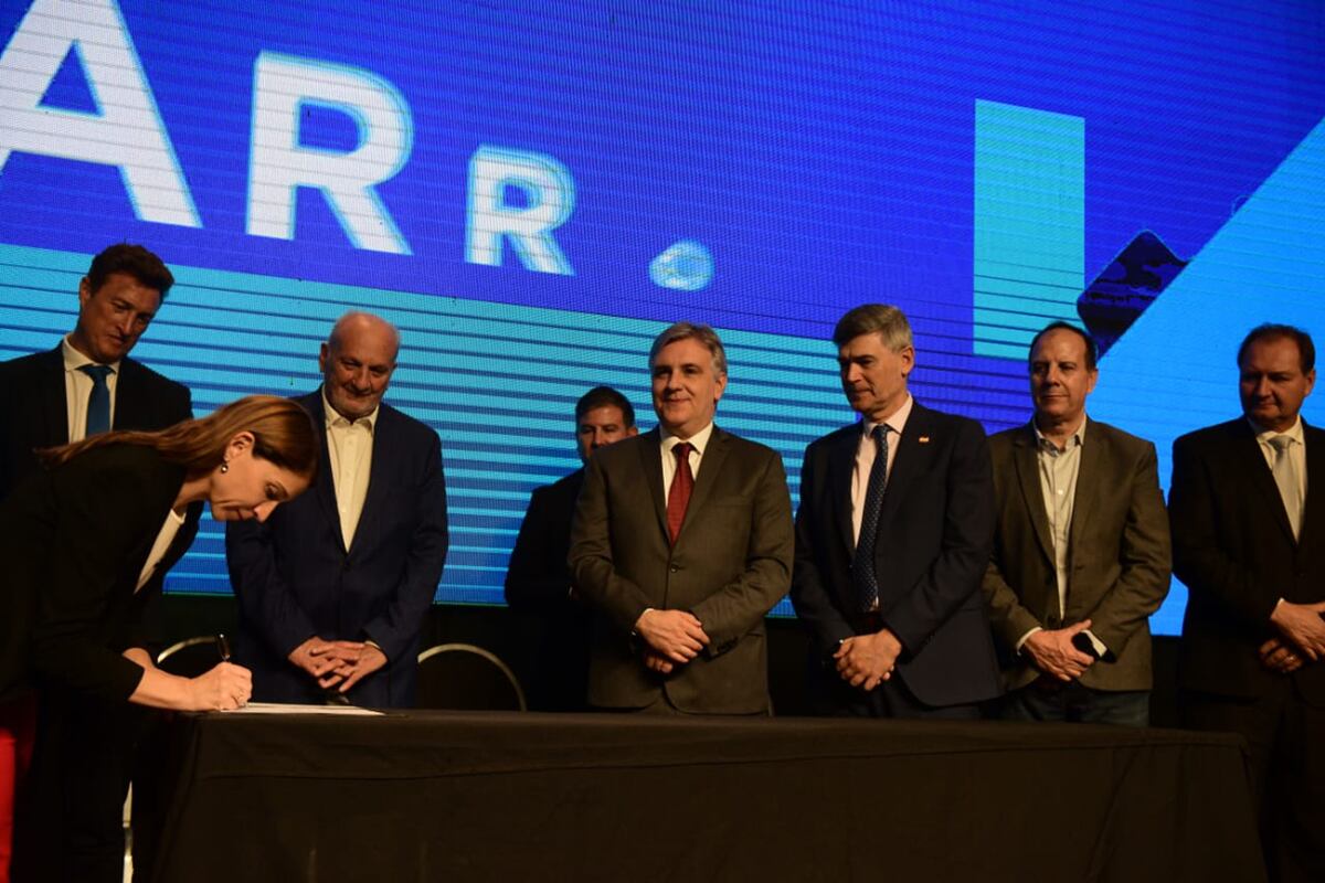 Expo Parques Industriales Córdoba 2024. Firma de un convenio para entregar unos subsidios no reintegrables a seis parques. (José Gabriel Hernández / La Voz)