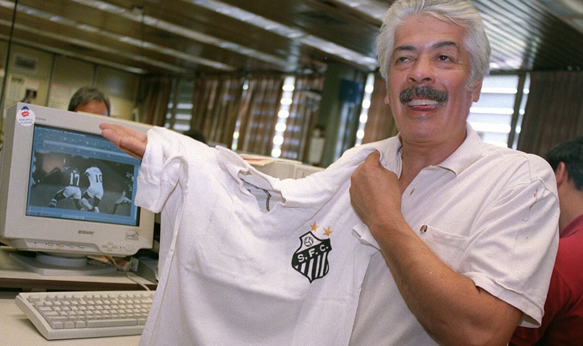 Frullingui mostrando en 1999 su trofeo más lindo que el fútbol le dejó (Foto: Javier Ferreyra / La Voz).