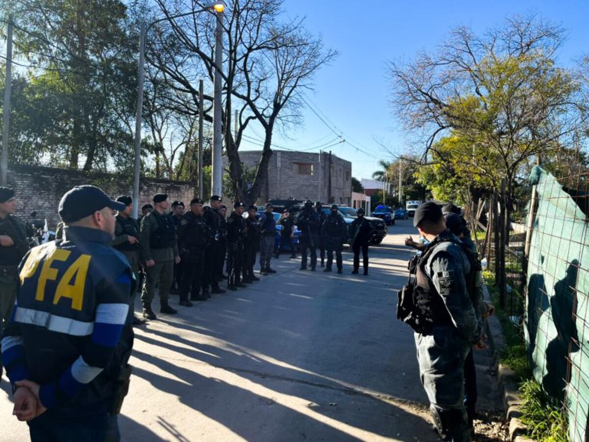 Gran operativo de la Fuerza Policial Antinarcotráfico en varios barrios de la Ciudad de Córdoba.